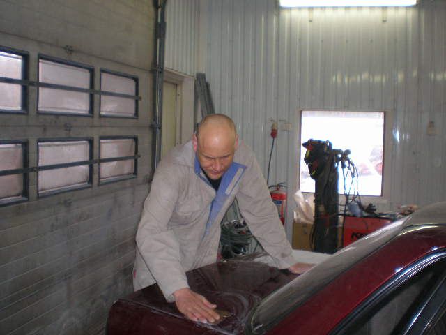 Urmas viimeistelee autoa