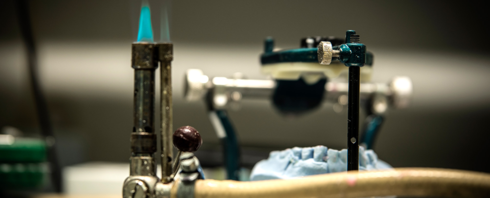 Käsityötä hammaslaboratoriossa