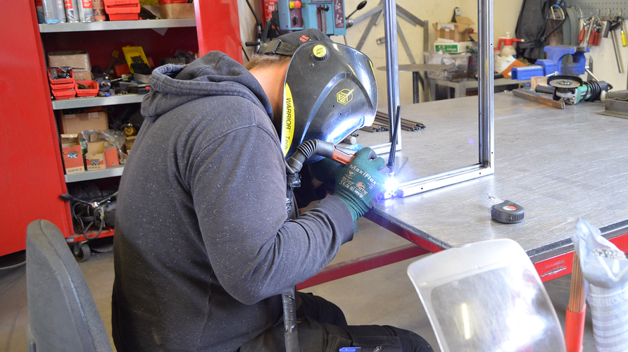 Hitsaustyö JM Steel Oy:n tuotantotiloissa