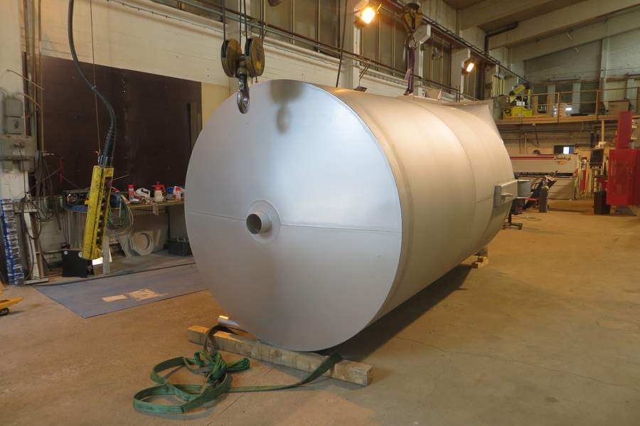 Metallityö - suuri säiliö pajalla