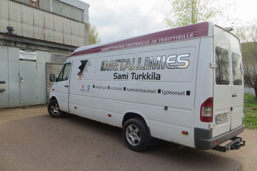 Metallimies pakettiauto