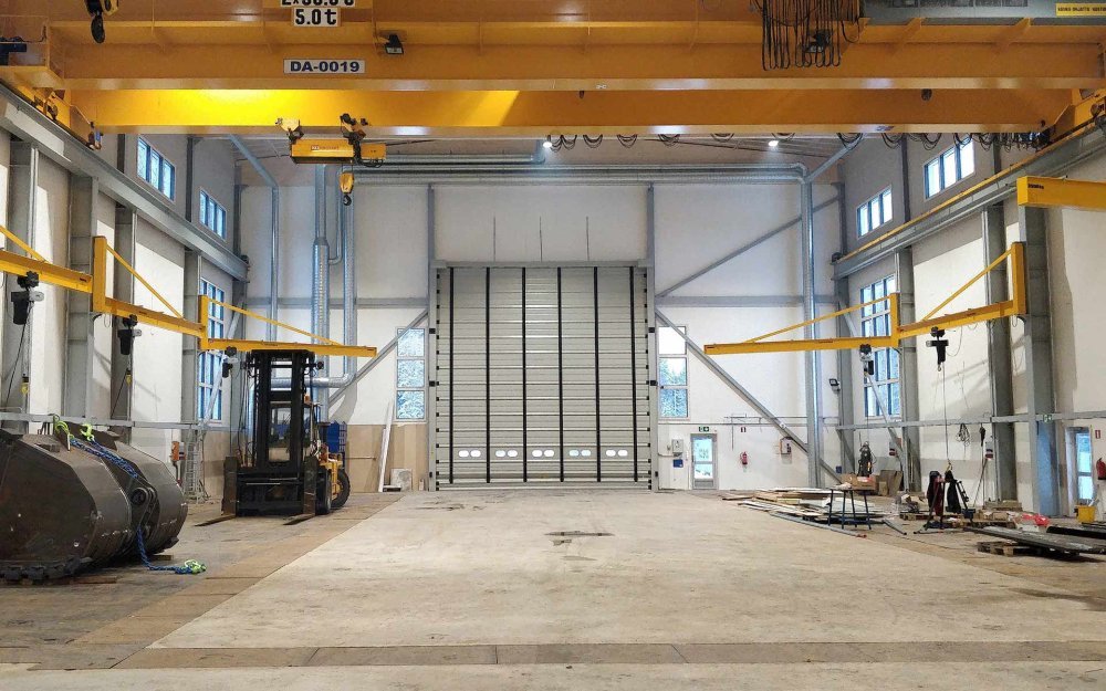 Metallityö Uusitalo Oy tuotantotilat ja siltanosturit
