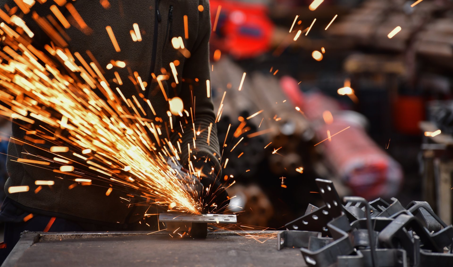 Metallityötä kipinöiden keskellä