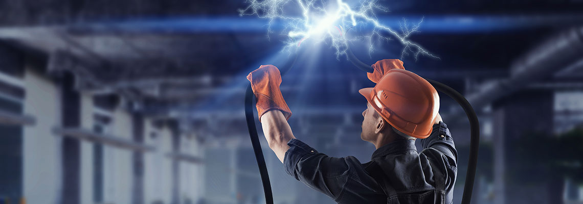 Sähköasentaja työssä