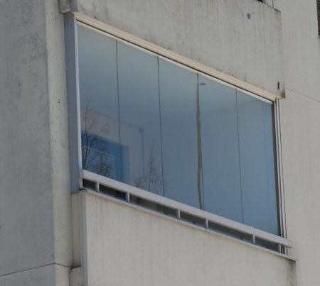 Parvekelasien huolto