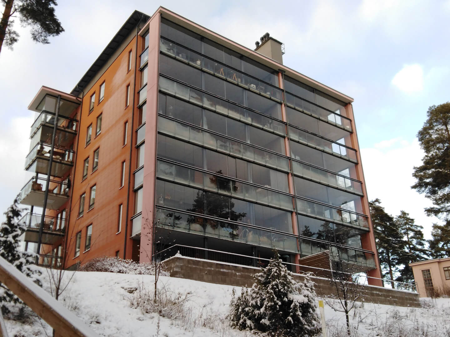 Parvekelasitus kerrostalossa