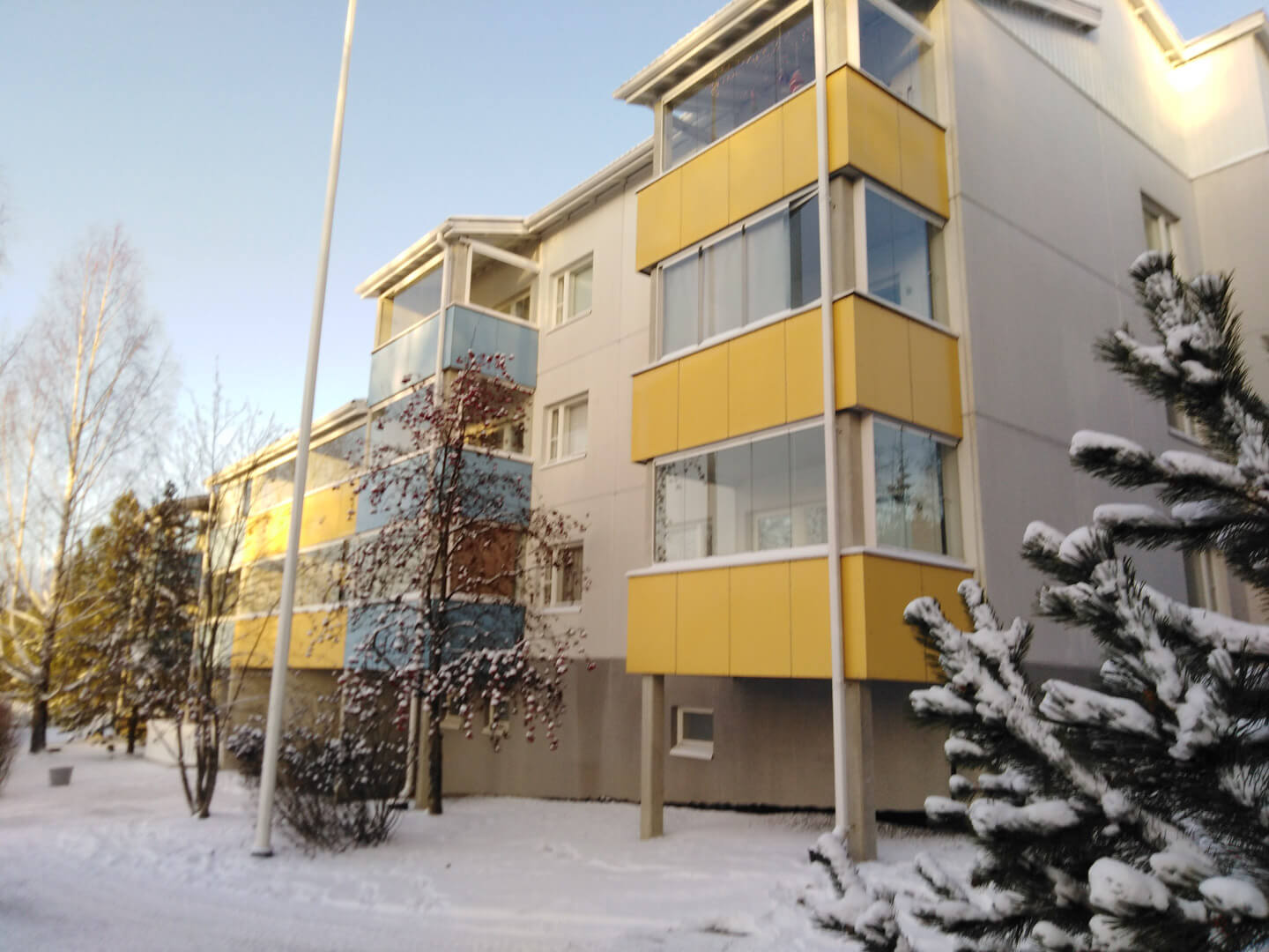 Parvekelasitus asennus