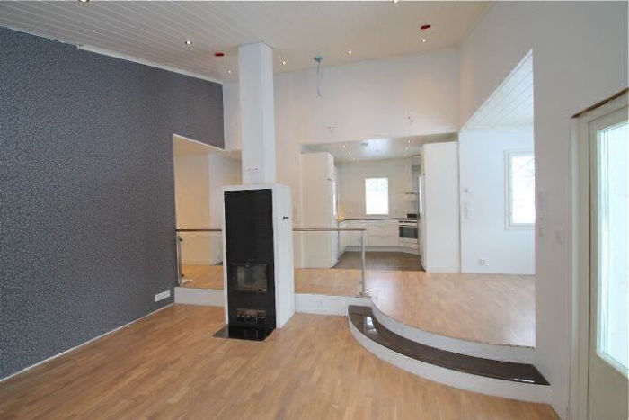 Moderni olohuone takalla