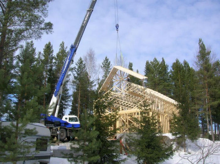 Kattorakenteiden asennus nosturilla