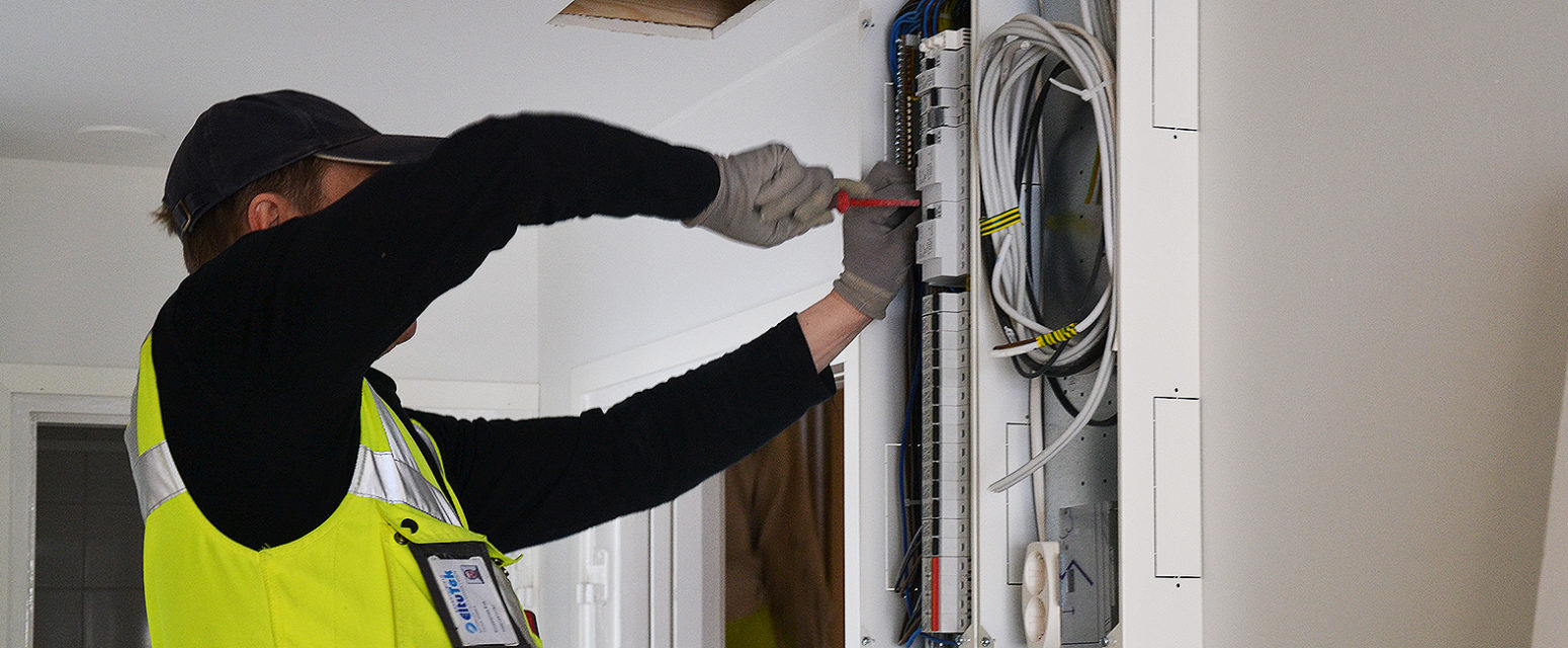 Sähköasentaja työssä